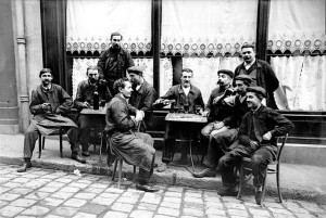 Ouvriers à la terrasse d'un café. France, vers 1910.