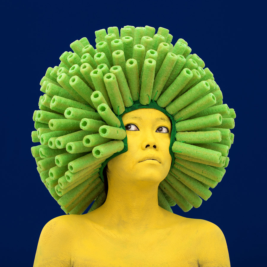 Image artistique d'un visage jaune avec un chapeau vert en forme de paille