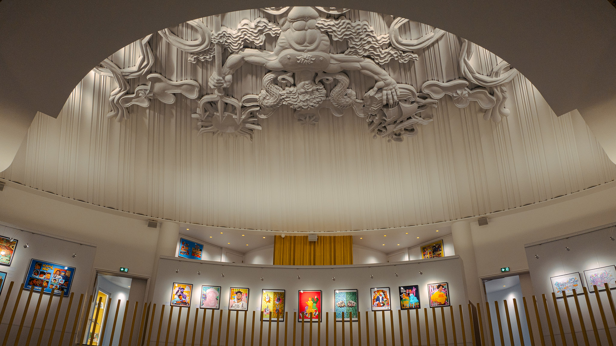 Le balcon du Comoedia avec le fresque de Poséidon au plafond