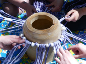 Photgraphie de main en train de faire du macramé.